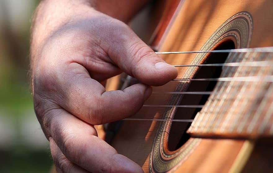 Learn Different Ways Of How To Strum A Guitar Without A Pick