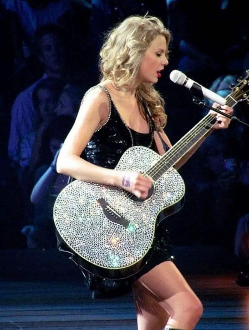 An Iconic Trail Of Acoustic Pop: What Kind Of Guitar Does Taylor Swift ...